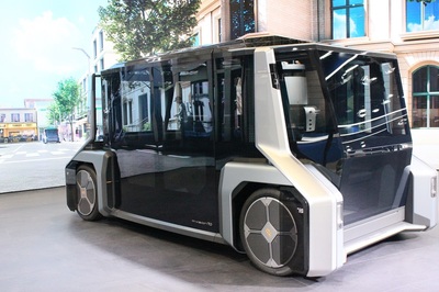 進(jìn)博會(huì) 以“智慧+綠色”繪就可持續(xù)發(fā)展新畫卷，智能電動(dòng)行李箱引領(lǐng)潮流