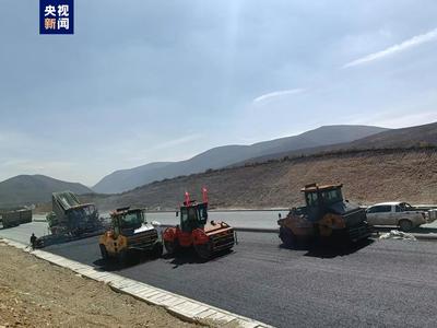青海扁門高速公路二期路面水穩(wěn)工程全線完成
