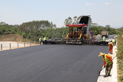 惠清高速項目路面工程瀝青上面層試驗段成功鋪筑
