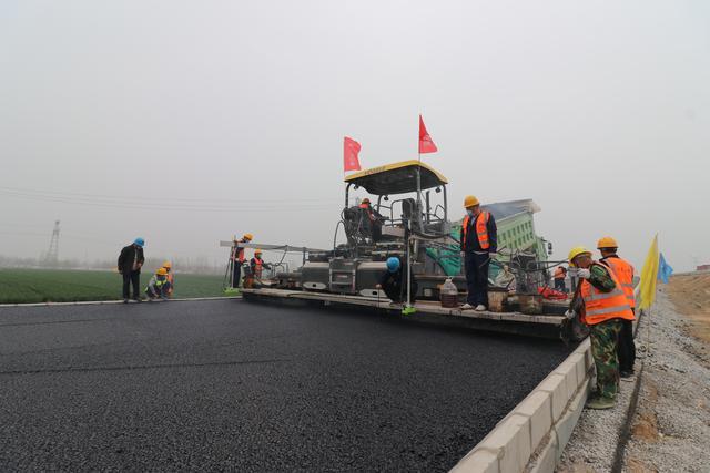 通車倒計時!董梁高速寧梁段全線開始瀝青路面攤鋪