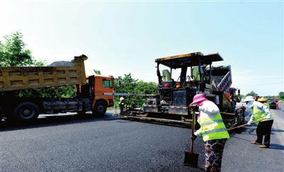 咸寧日報(bào) 戰(zhàn)高溫鋪路忙