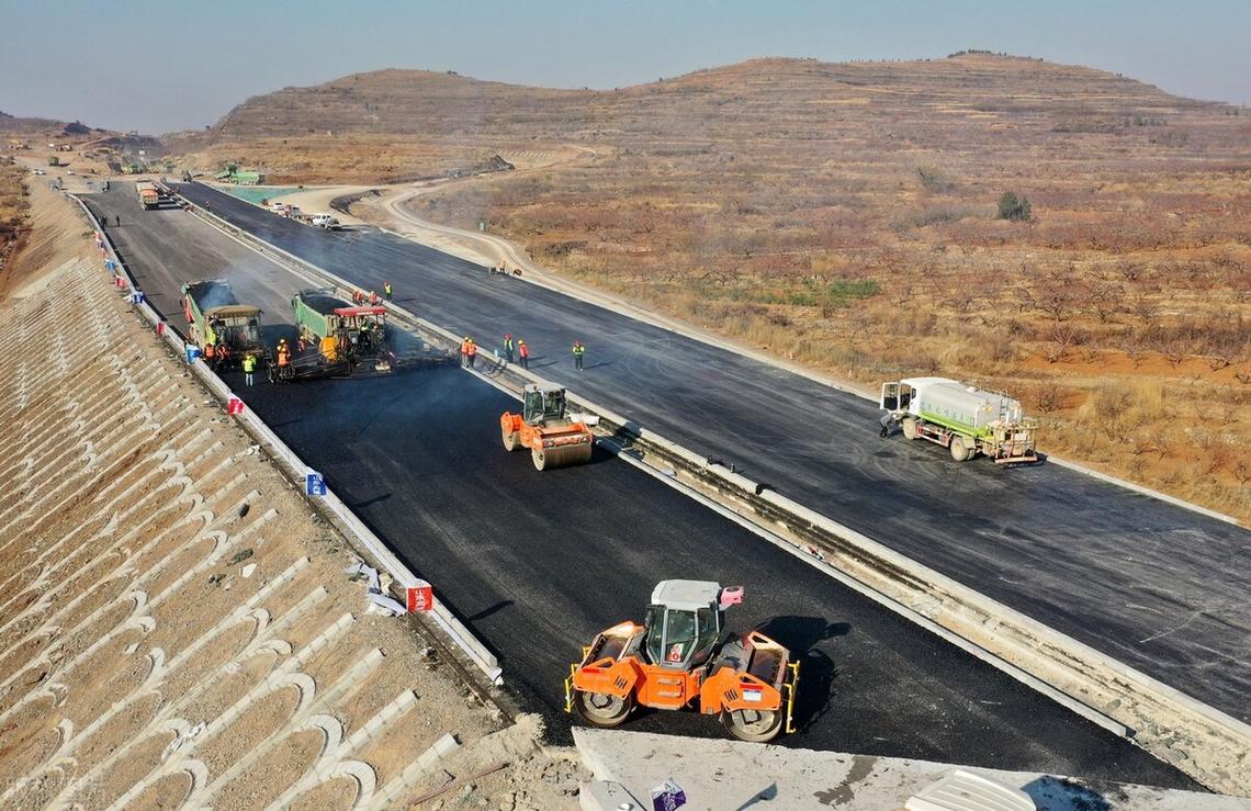 山東臨沂至滕州高速公路路面工程瀝青攤鋪施工 現(xiàn)場一派繁忙