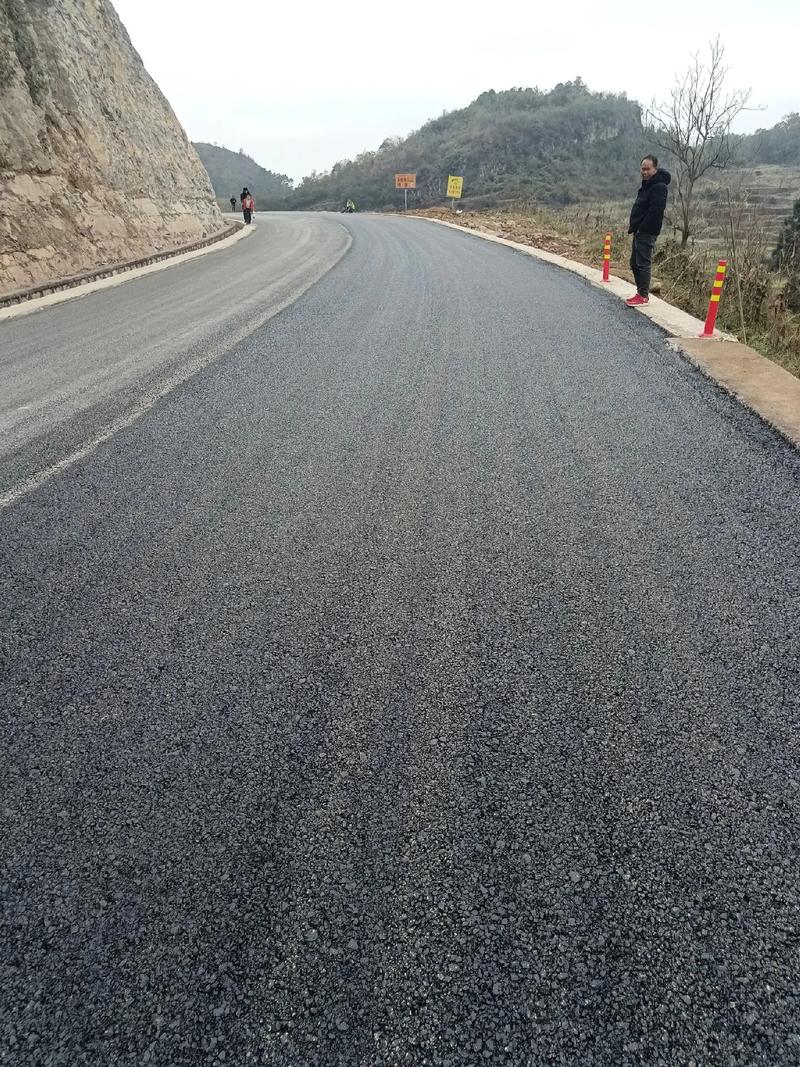 貴州旭輝科技承建安龍縣海子至灑雨公路改擴建工程 瀝青路面施工助力交通優(yōu)化