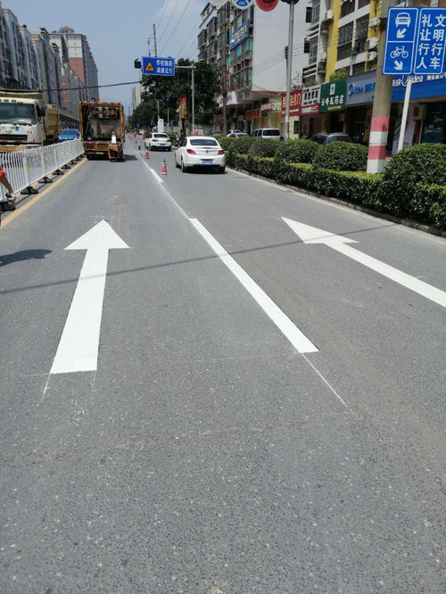 英德道路升級(jí)改造 隔離護(hù)欄安裝與路面修補(bǔ)工程顯著提升通行環(huán)境