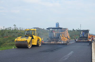 平文高速公路瀝青路面試驗段順利通過驗收，中鐵二十三局三公司穩步推進路橋附屬工程